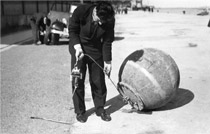 Jose M Burgaña observando los dispositivos de una mina anti rastras en 1937